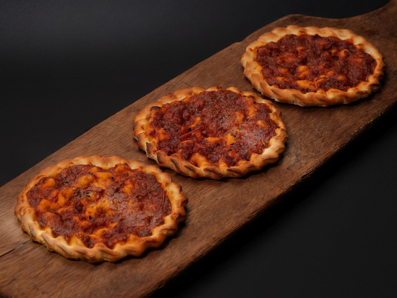 مناقيش محمرة